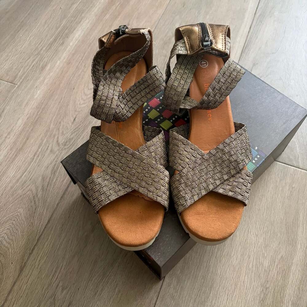 Bernie Mev Honesty Wedge Sandal Size 41 Bronze Metallic